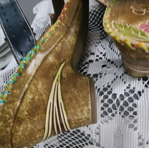 Elite by Corey's owner toe heels size 7 brown and then Muilti colors with brass - Picture 12 of 16